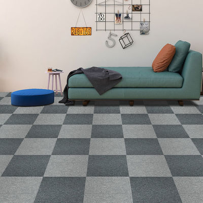 Carreaux de tapis 50*50 résistants au feu et antidérapants de style moderne pour les sols de bureaux commerciaux