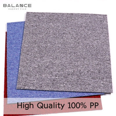 Carreaux de tapis 50*50 résistants au feu et antidérapants de style moderne pour les sols de bureaux commerciaux