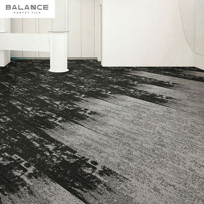 Carreaux de tapis en nylon en PVC en tubes rectangulaires de taille personnalisée pour les sols de bureaux et de gymnases