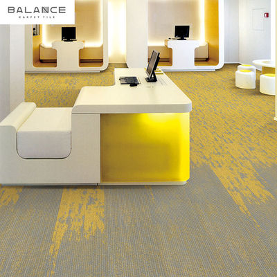 Carreaux de tapis en nylon en PVC en tubes rectangulaires de taille personnalisée pour les sols de bureaux et de gymnases