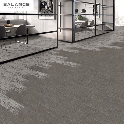 Carreaux de tapis en nylon en PVC en tubes rectangulaires de taille personnalisée pour les sols de bureaux et de gymnases