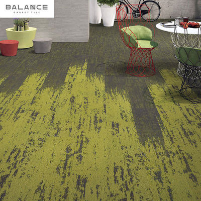 Carreaux de tapis en nylon en PVC en tubes rectangulaires de taille personnalisée pour les sols de bureaux et de gymnases