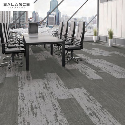 Carreaux de tapis en nylon en PVC en tubes rectangulaires de taille personnalisée pour les sols de bureaux et de gymnases
