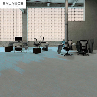 Carreaux de tapis en nylon en PVC en tubes rectangulaires de taille personnalisée pour les sols de bureaux et de gymnases