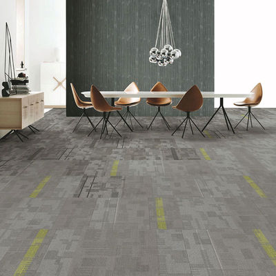 Salle de commerce 50 x 50 moquette carré en nylon carreaux pour bureau