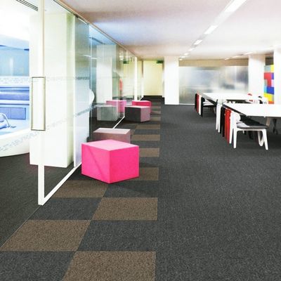 Carreaux de moquette en PVC de surface en PP décoratif pour des bureaux commerciaux