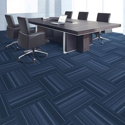 Carreaux de tapis de chambre en planche à rayures 100% polypropylène