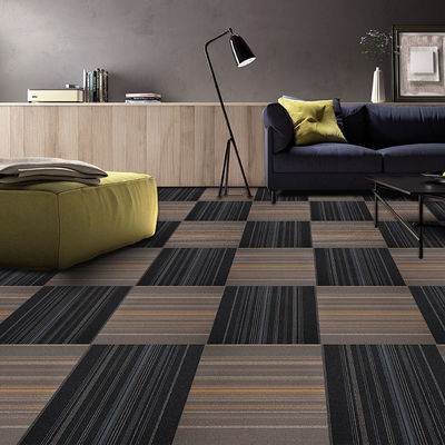 Carreaux de tapis de chambre en planche à rayures 100% polypropylène