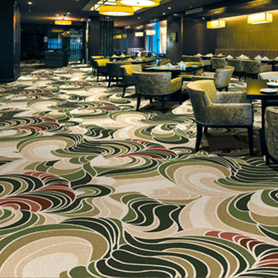 La machine à motifs floraux a fabriqué des tapis pour les couloirs et la décoration des salles de bal des hôtels 5 étoiles