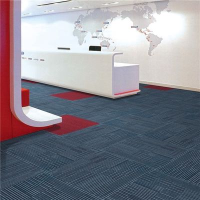 Décoration du sol des bâtiments commerciaux Tapis 520g/m2 Carreaux de tapis carrés en polypropylène