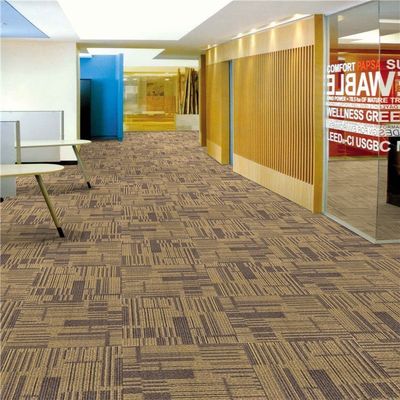 Décoration du sol des bâtiments commerciaux Tapis 520g/m2 Carreaux de tapis carrés en polypropylène