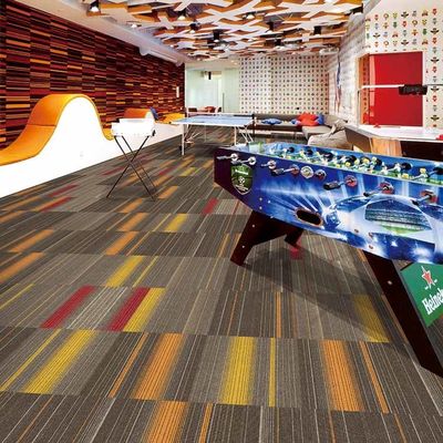 Carreaux de tapis commerciaux avec un fond de nylon et de bitume à pile moyenne pour les sols de bureaux
