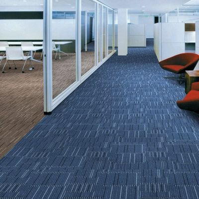 Carreaux commerciaux de tapis de salle de conférence en PP 50x50 cm lavables avec poids de piles 520 g/m2