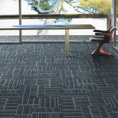 Carreaux commerciaux de tapis de salle de conférence en PP 50x50 cm lavables avec poids de piles 520 g/m2