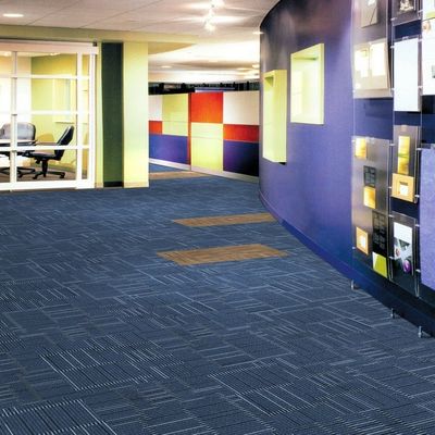 Carreaux commerciaux de tapis de salle de conférence en PP 50x50 cm lavables avec poids de piles 520 g/m2