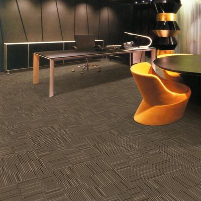 Carreaux commerciaux de tapis de salle de conférence en PP 50x50 cm lavables avec poids de piles 520 g/m2