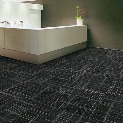 Carreaux commerciaux de tapis de salle de conférence en PP 50x50 cm lavables avec poids de piles 520 g/m2