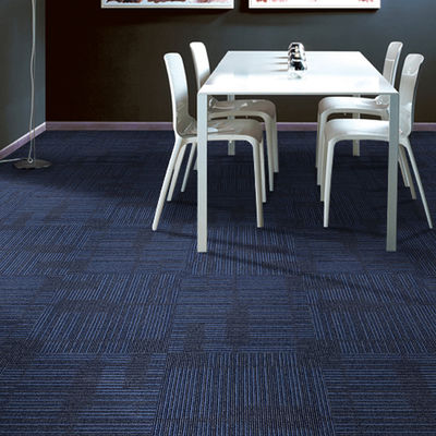 Carreaux de tapis en nylon à pile en coupe commerciale à rayures carrées pour bureaux et chambres d'hôtel