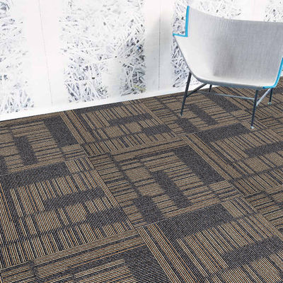 Carreaux de tapis en nylon à pile en coupe commerciale à rayures carrées pour bureaux et chambres d'hôtel