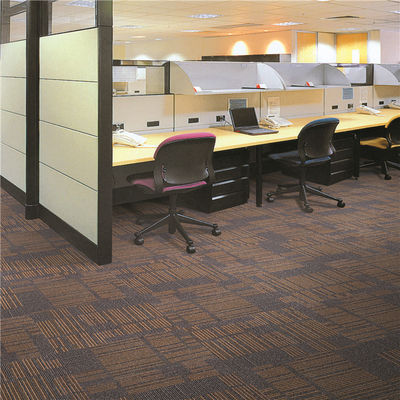 Carreaux de tapis en nylon à pile en coupe commerciale à rayures carrées pour bureaux et chambres d'hôtel