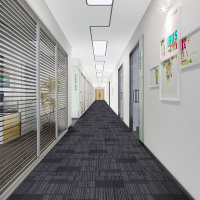 Carreaux de tapis en nylon à pile en coupe commerciale à rayures carrées pour bureaux et chambres d'hôtel
