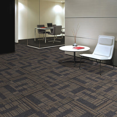 Carreaux de tapis en nylon à pile en coupe commerciale à rayures carrées pour bureaux et chambres d'hôtel