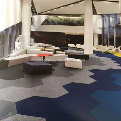 Carreaux de tapis en nylon hexagonal 50x50 modernes en 40 couleurs parfaits pour les bureaux et les hôtels