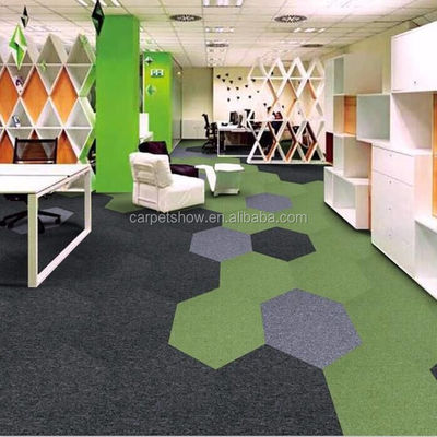 Carreaux de tapis en nylon hexagonal 50x50 modernes en 40 couleurs parfaits pour les bureaux et les hôtels