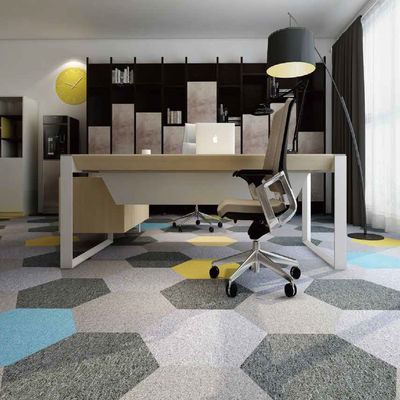 550 g/m2 Poids de pile Bureau Carreaux de tapis décoratifs en nylon de forme hexagonale pour plancher