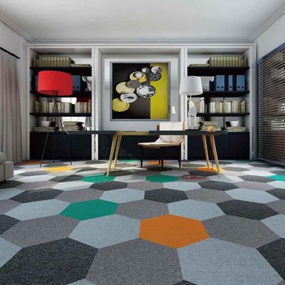 Carreaux de tapis commerciaux de couleur hexagonale DIY pour l'amélioration du sol de bureau