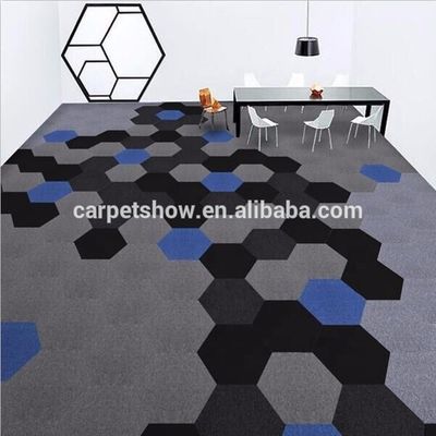 Carreaux de tapis commerciaux de couleur hexagonale DIY pour l'amélioration du sol de bureau