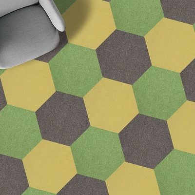 Carreaux de tapis commerciaux de couleur hexagonale DIY pour l'amélioration du sol de bureau