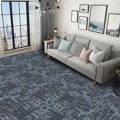 Tapis pour couloir de cinéma avec hauteur de piles de 5,5 mm et poids de piles de 950 g/m2