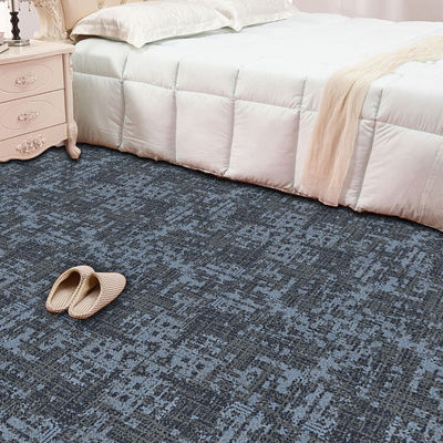 Tapis pour couloir de cinéma avec hauteur de piles de 5,5 mm et poids de piles de 950 g/m2