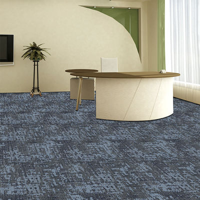 Tapis pour couloir de cinéma avec hauteur de piles de 5,5 mm et poids de piles de 950 g/m2
