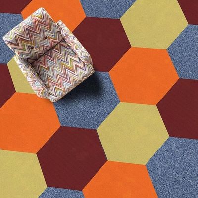 Hexagon Commercial 100% SD tapis en nylon carreaux de plancher de tapis machine touffue pour la durabilité