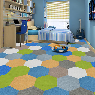 4500g/m2 /-3% du poids total carreaux de tapis hexagonal pour les solutions de revêtement de sol colorées sur mesure