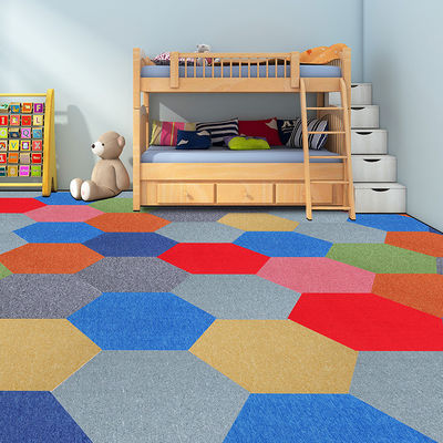 4500g/m2 /-3% du poids total carreaux de tapis hexagonal pour les solutions de revêtement de sol colorées sur mesure