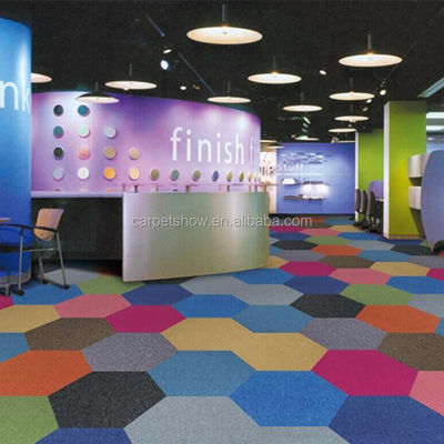 4500g/m2 /-3% du poids total carreaux de tapis hexagonal pour les solutions de revêtement de sol colorées sur mesure
