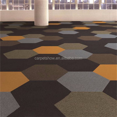 4500g/m2 /-3% du poids total carreaux de tapis hexagonal pour les solutions de revêtement de sol colorées sur mesure