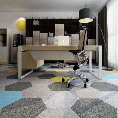 4500g/m2 /-3% du poids total carreaux de tapis hexagonal pour les solutions de revêtement de sol colorées sur mesure