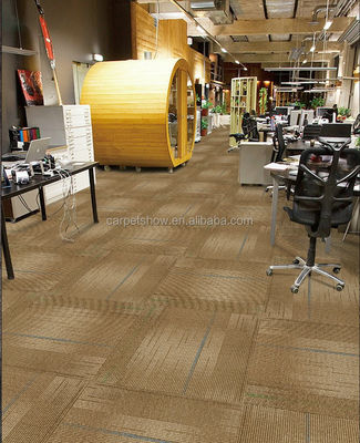 5.0 mm Épaisseur totale Carreaux de sol à motifs en bois en nylon pour les surfaces carrées