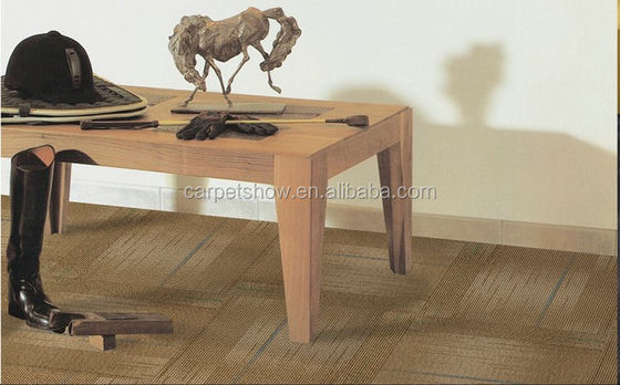 5.0 mm Épaisseur totale Carreaux de sol à motifs en bois en nylon pour les surfaces carrées