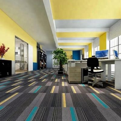 Carreaux de tapis en nylon 50x50 pour bureaux Hauteur de la pile 4,0 / -0,5 mm Efficacité de la salle commerciale