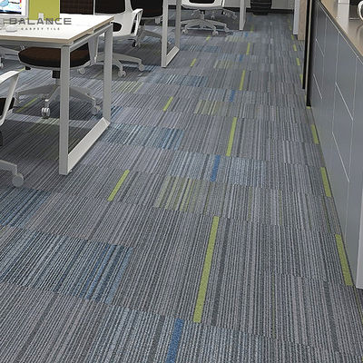 Chambre commerciale de style moderne 600x600 carrés carreaux de tapis en PVC avec conception faite à la machine