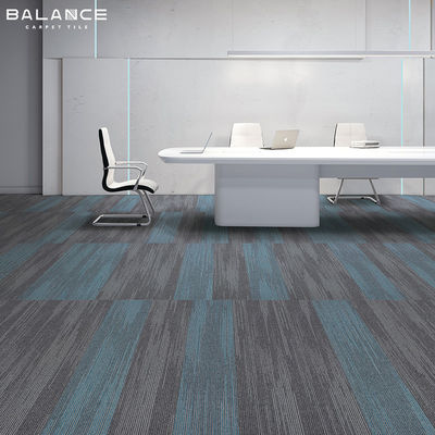 Antimicrobien 50x50 Carreaux de tapis modulaires commerciaux en nylon/PP pour bureaux
