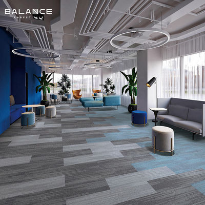 Antimicrobien 50x50 Carreaux de tapis modulaires commerciaux en nylon/PP pour bureaux