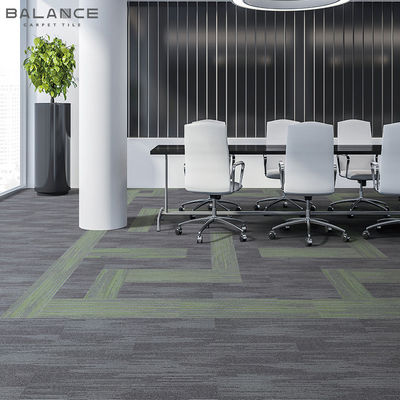 Antimicrobien 50x50 Carreaux de tapis modulaires commerciaux en nylon/PP pour bureaux