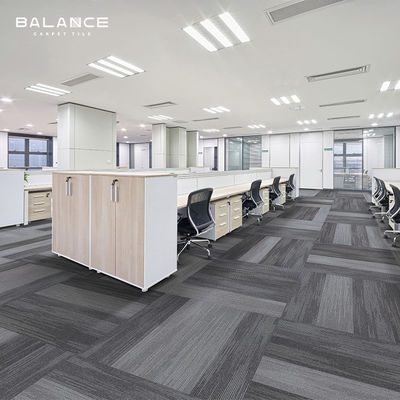 Antimicrobien 50x50 Carreaux de tapis modulaires commerciaux en nylon/PP pour bureaux