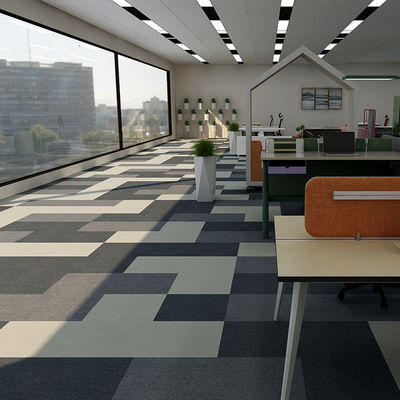 Stock de 50x50 carreaux de tapis avec 450g/m2 de poids de pile en vrac